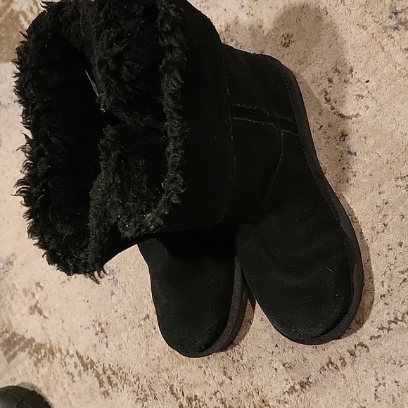 Kookaburra UGG Girl's Seude Leather Aribel Boots by UGG - Picture 3 of 13